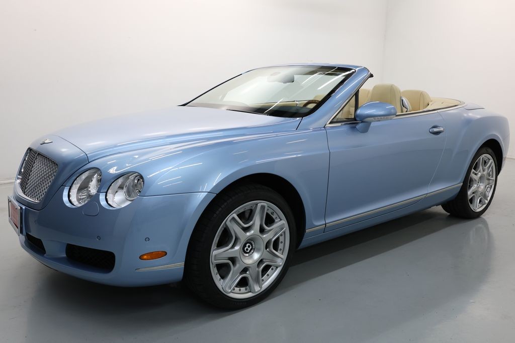 Bentley Continental GTC Vehicle Full-screen Gallery Image 05