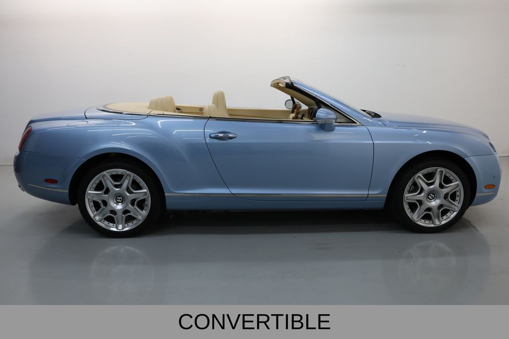 Bentley Continental GTC Vehicle Full-screen Gallery Image 12