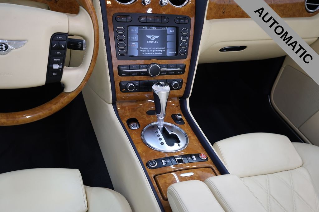 Bentley Continental GTC Vehicle Full-screen Gallery Image 23