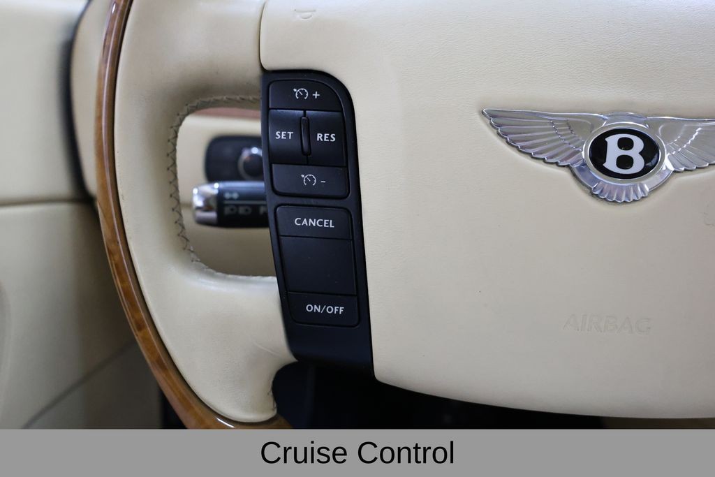 Bentley Continental GTC Vehicle Full-screen Gallery Image 32