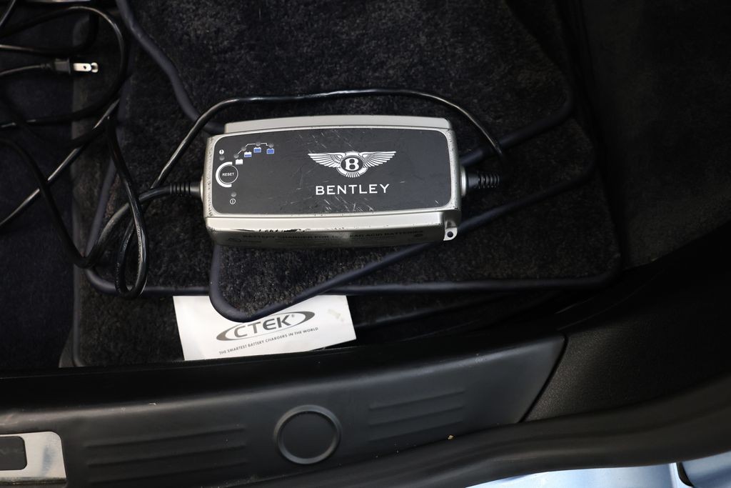 Bentley Continental GTC Vehicle Full-screen Gallery Image 39