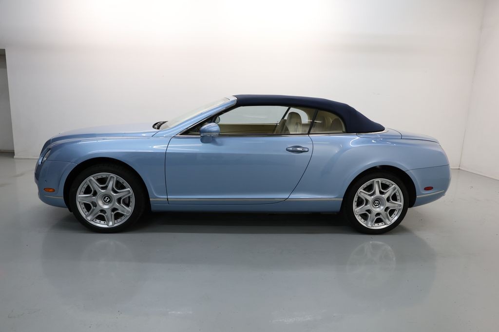 Bentley Continental GTC Vehicle Full-screen Gallery Image 43