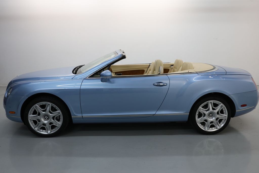 Bentley Continental GTC Vehicle Full-screen Gallery Image 44