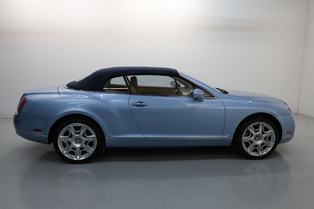 Bentley Continental GTC Vehicle Full-screen Gallery Image 45