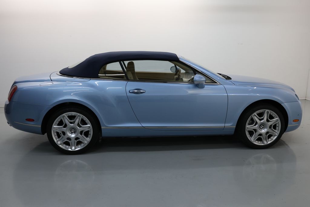 Bentley Continental GTC Vehicle Full-screen Gallery Image 46