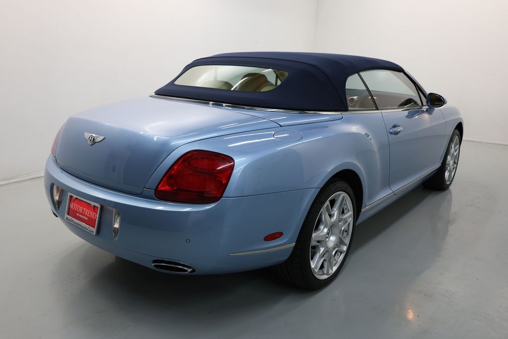 Bentley Continental GTC Vehicle Full-screen Gallery Image 47