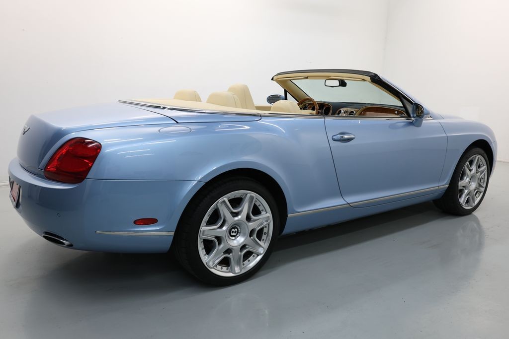 Bentley Continental GTC Vehicle Full-screen Gallery Image 48