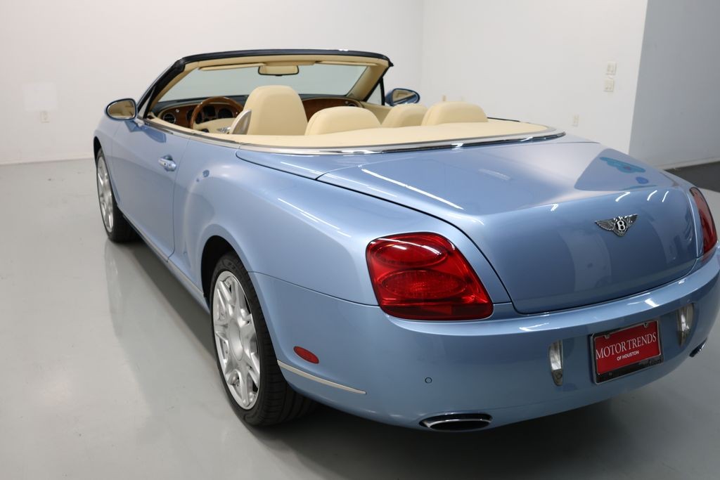 Bentley Continental GTC Vehicle Full-screen Gallery Image 50