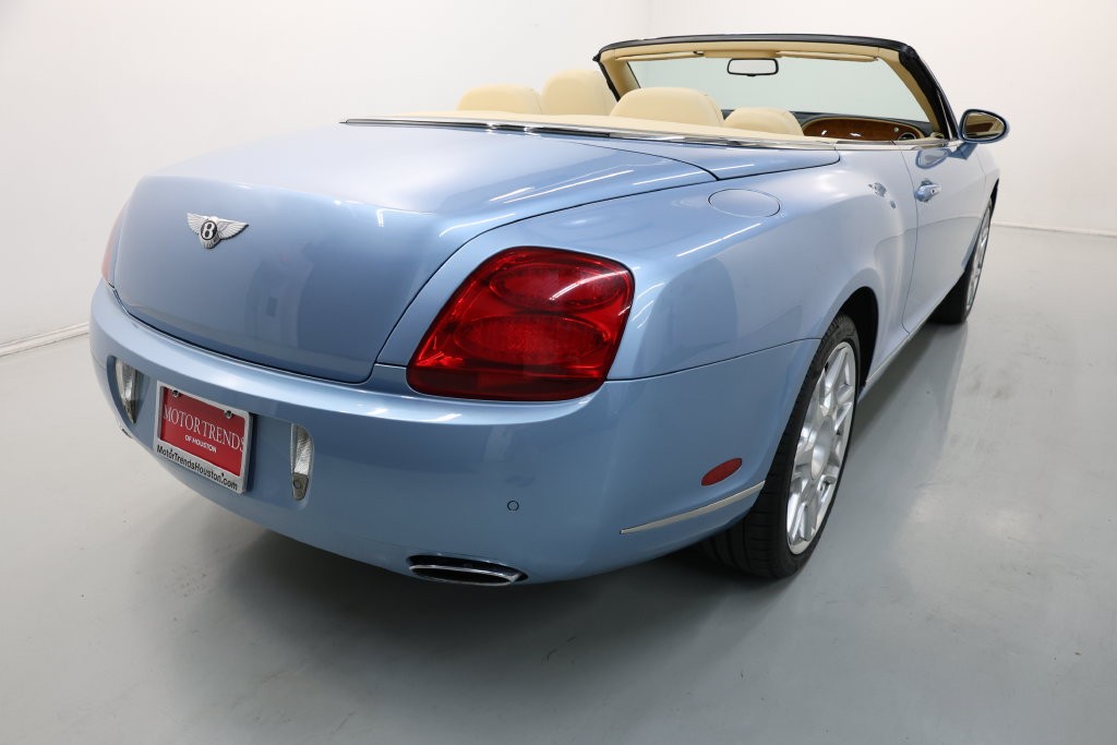 Bentley Continental GTC Vehicle Full-screen Gallery Image 51