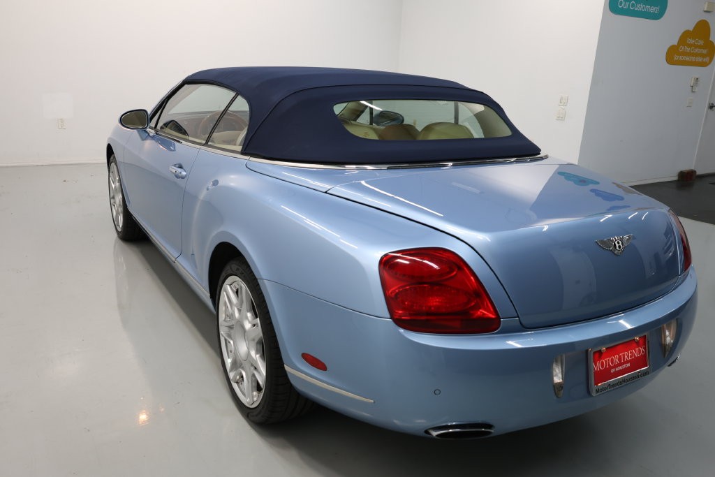 Bentley Continental GTC Vehicle Full-screen Gallery Image 52