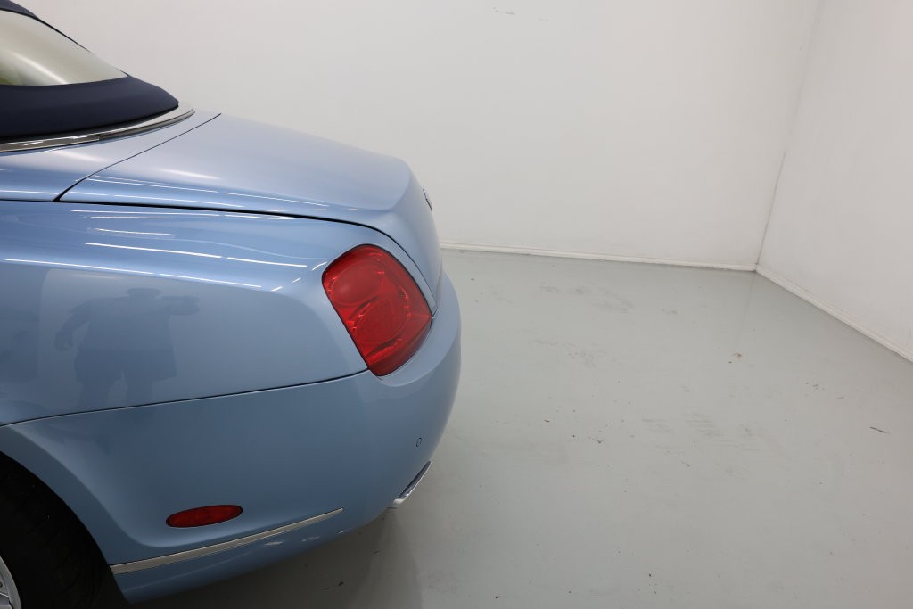 Bentley Continental GTC Vehicle Full-screen Gallery Image 56