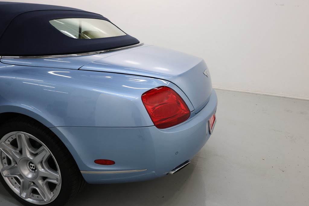 Bentley Continental GTC Vehicle Full-screen Gallery Image 57