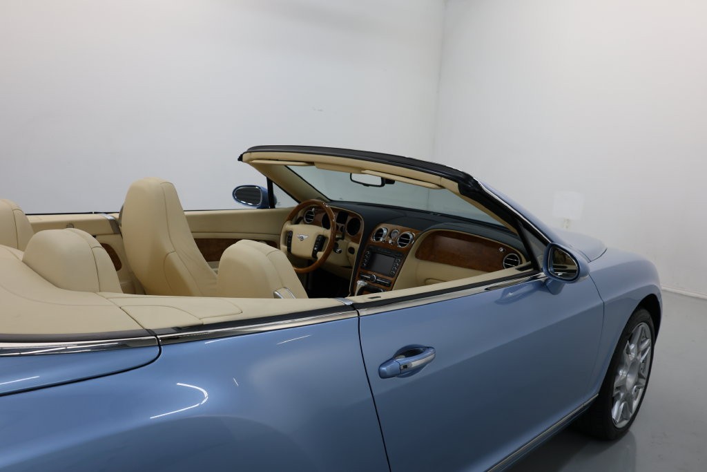 Bentley Continental GTC Vehicle Full-screen Gallery Image 61