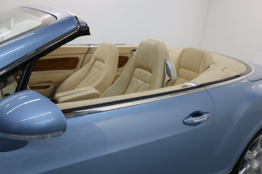 Bentley Continental GTC Vehicle Full-screen Gallery Image 62