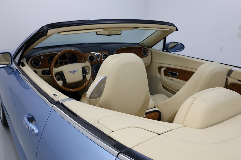 Bentley Continental GTC Vehicle Full-screen Gallery Image 63