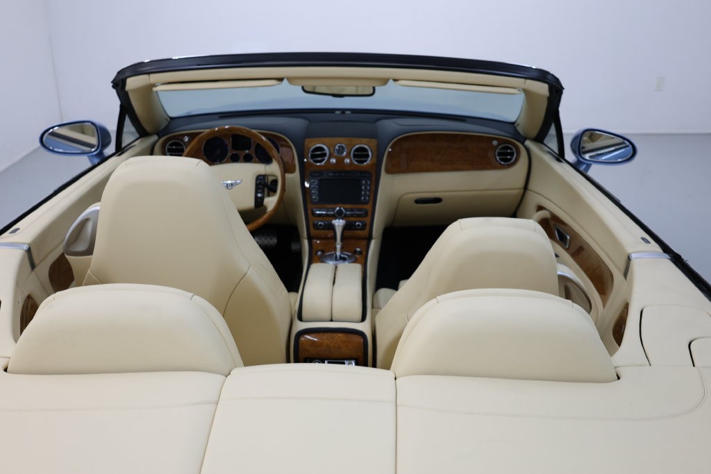 Bentley Continental GTC Vehicle Full-screen Gallery Image 64