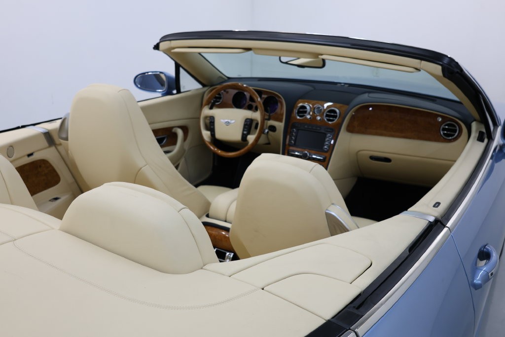 Bentley Continental GTC Vehicle Full-screen Gallery Image 65