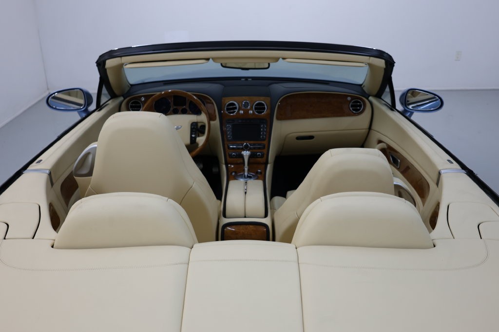Bentley Continental GTC Vehicle Full-screen Gallery Image 66