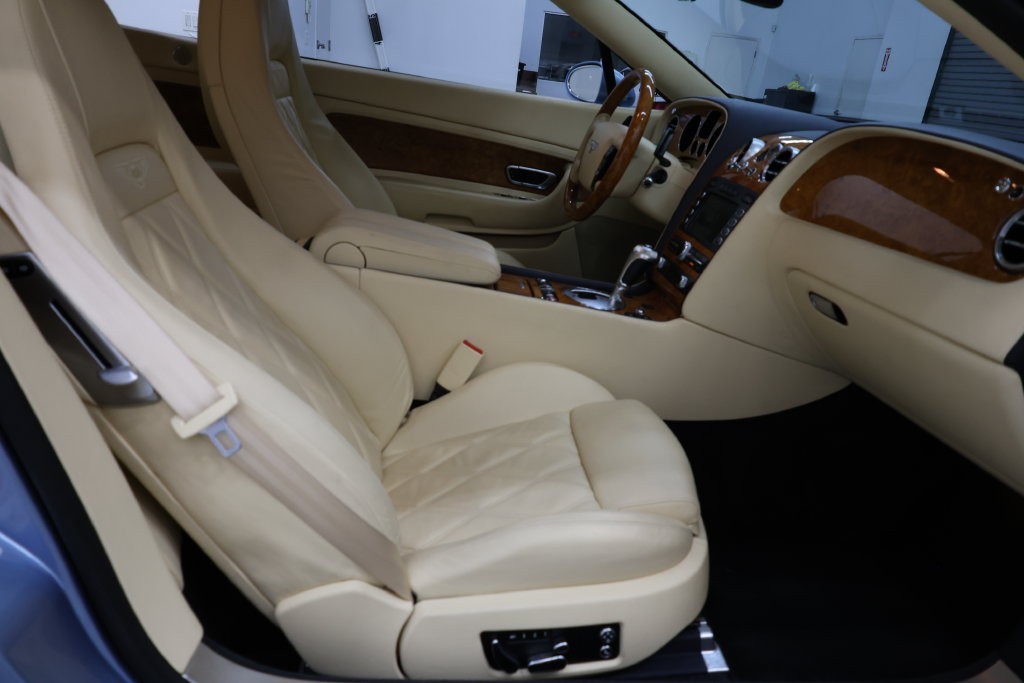 Bentley Continental GTC Vehicle Full-screen Gallery Image 67