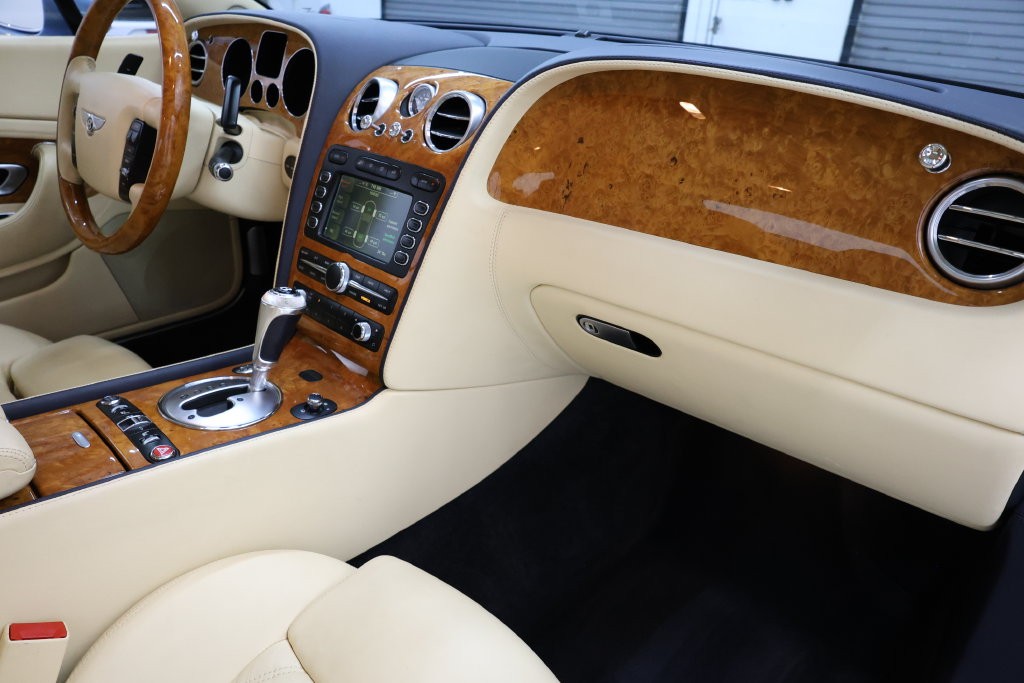 Bentley Continental GTC Vehicle Full-screen Gallery Image 68