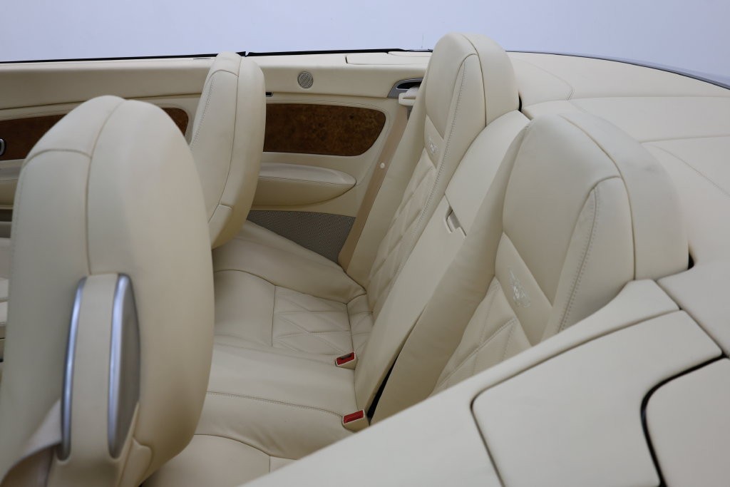 Bentley Continental GTC Vehicle Full-screen Gallery Image 69