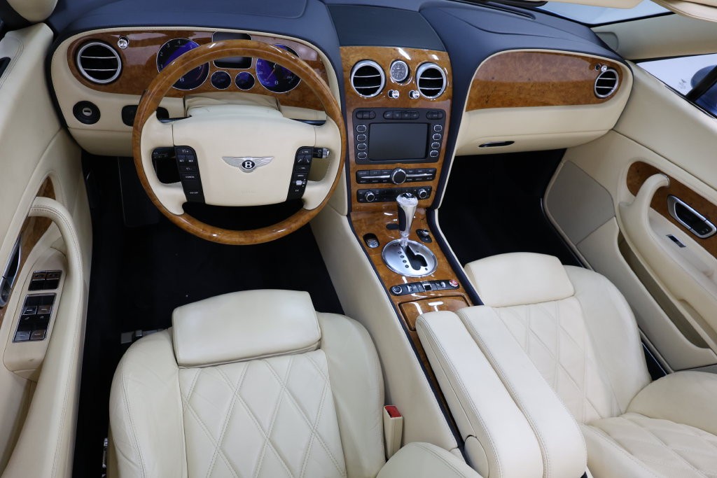 Bentley Continental GTC Vehicle Full-screen Gallery Image 70