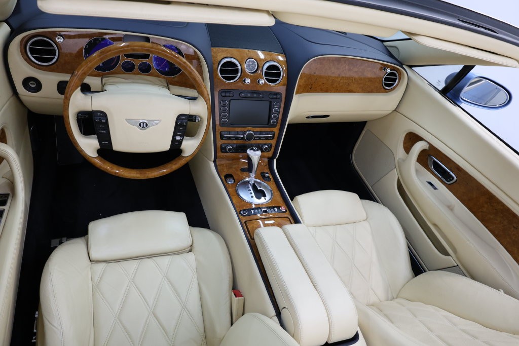 Bentley Continental GTC Vehicle Full-screen Gallery Image 71