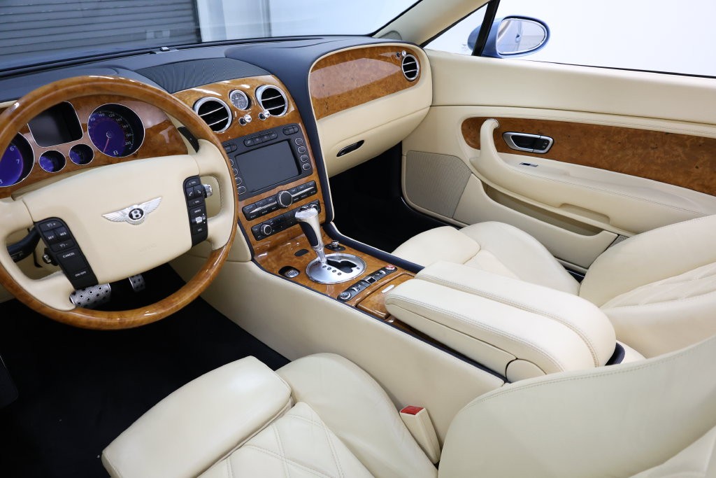 Bentley Continental GTC Vehicle Full-screen Gallery Image 72