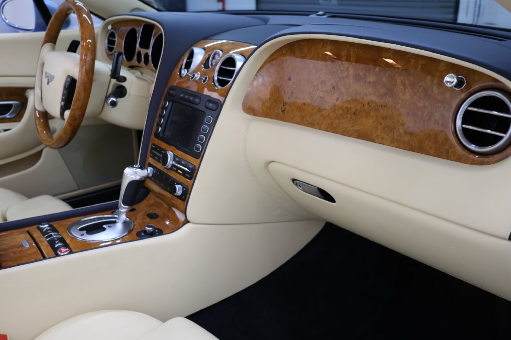 Bentley Continental GTC Vehicle Full-screen Gallery Image 73