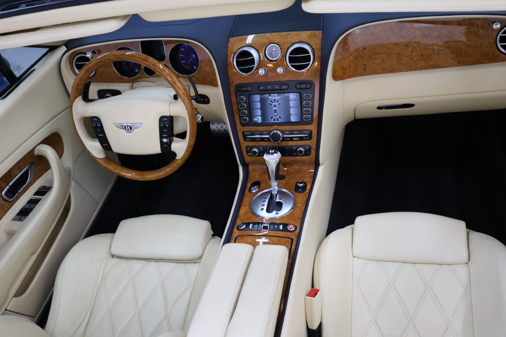 Bentley Continental GTC Vehicle Full-screen Gallery Image 74