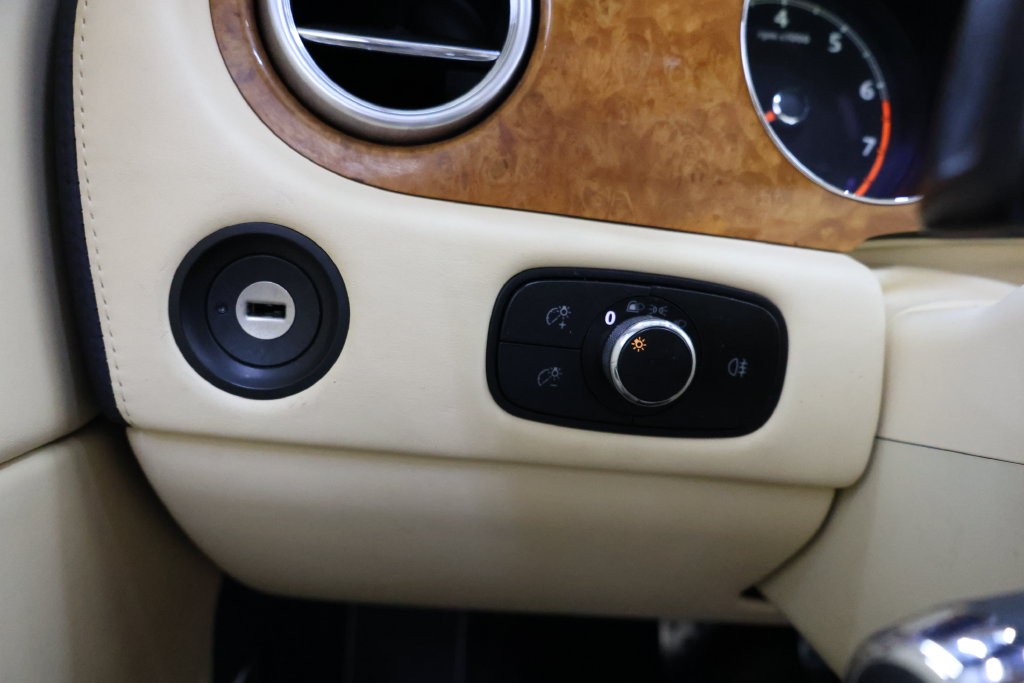 Bentley Continental GTC Vehicle Full-screen Gallery Image 75