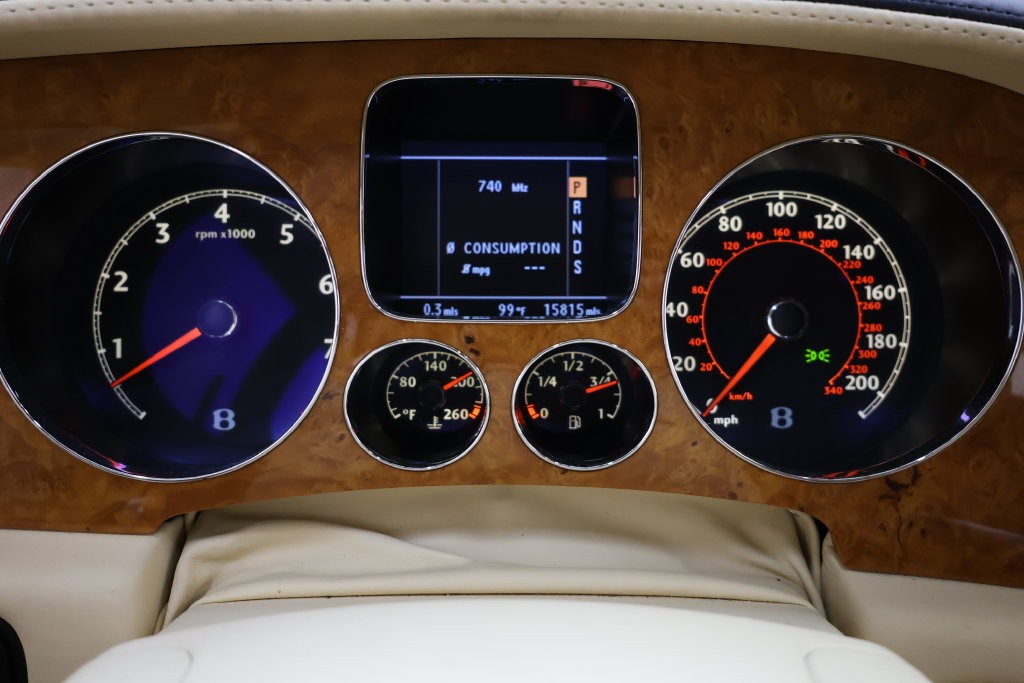 Bentley Continental GTC Vehicle Full-screen Gallery Image 76