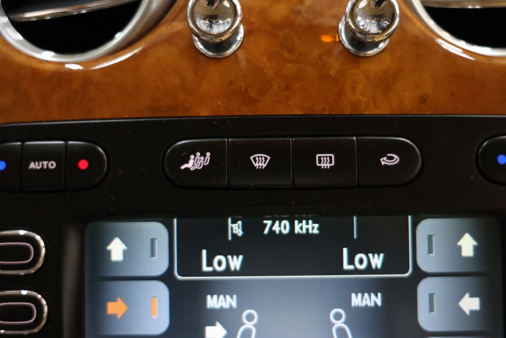 Bentley Continental GTC Vehicle Full-screen Gallery Image 78