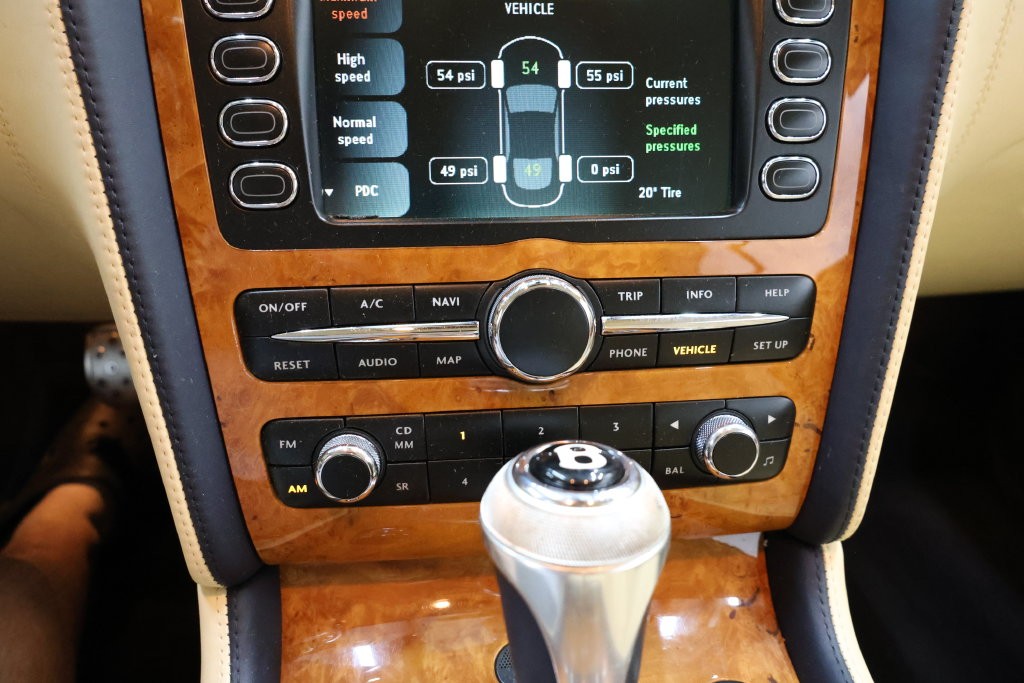 Bentley Continental GTC Vehicle Full-screen Gallery Image 79
