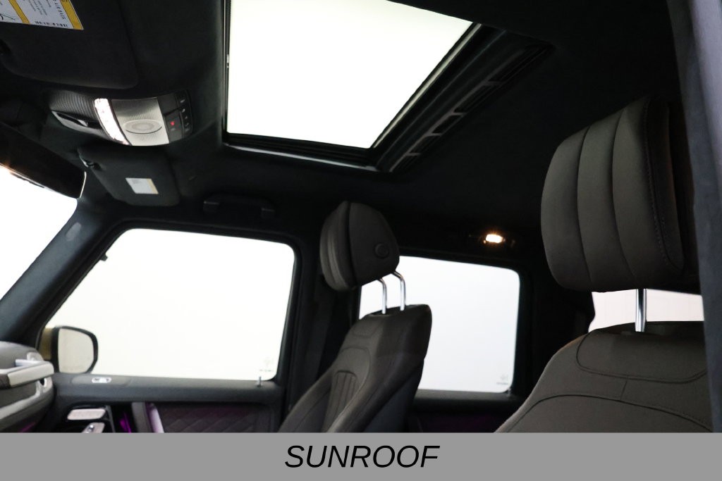Mercedes-Benz G-Class Vehicle Full-screen Gallery Image 25
