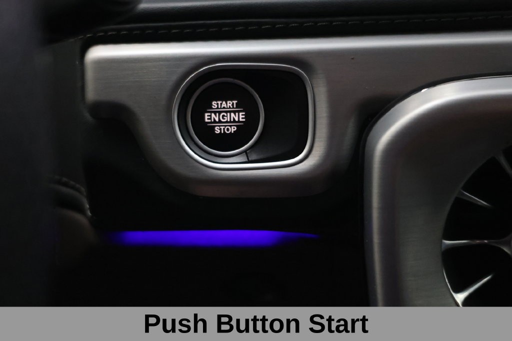 Mercedes-Benz G-Class Vehicle Full-screen Gallery Image 26
