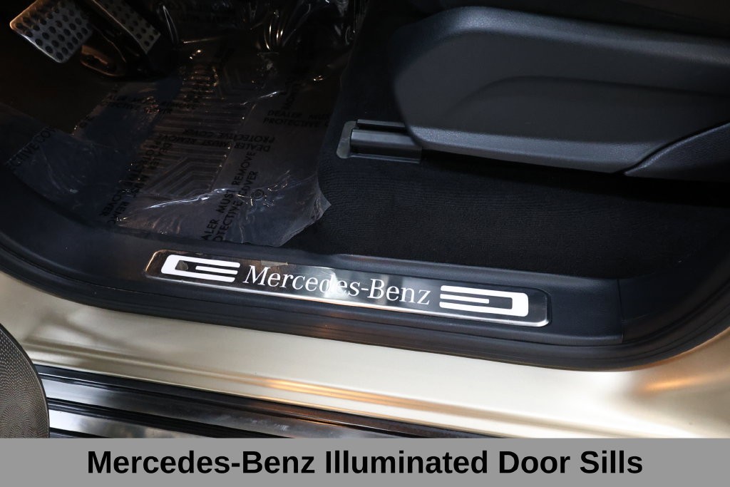 Mercedes-Benz G-Class Vehicle Full-screen Gallery Image 33