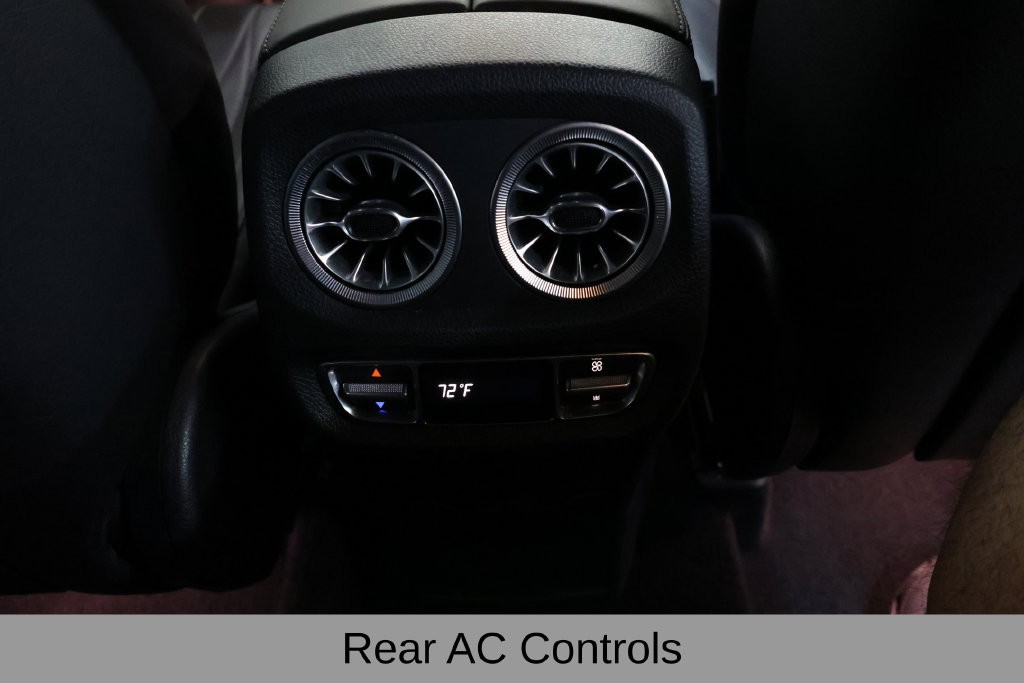 Mercedes-Benz G-Class Vehicle Full-screen Gallery Image 38