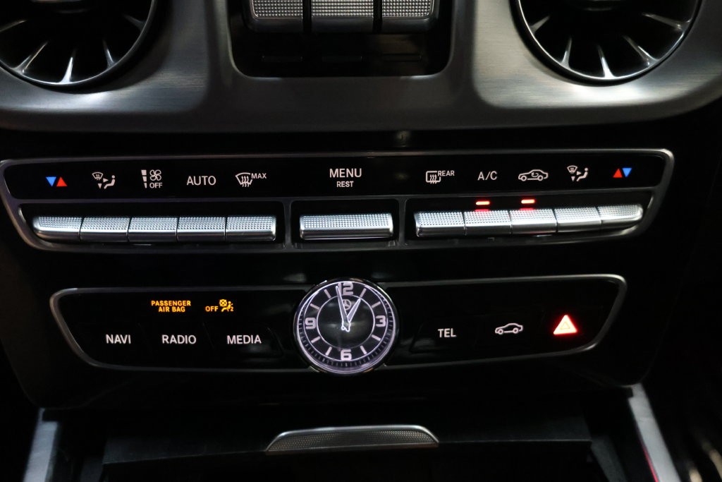 Mercedes-Benz G-Class Vehicle Full-screen Gallery Image 90