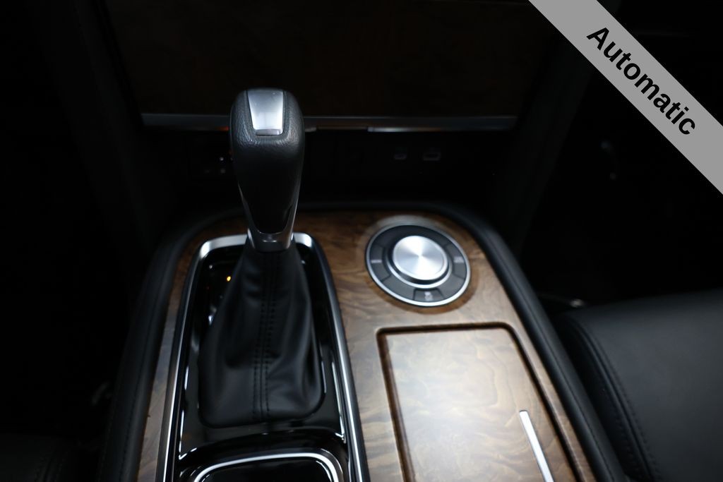 Nissan Armada Vehicle Full-screen Gallery Image 24