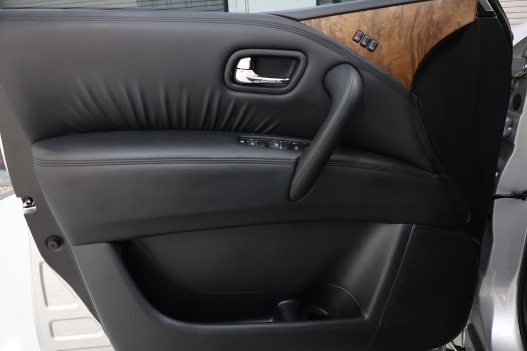 Nissan Armada Vehicle Full-screen Gallery Image 68