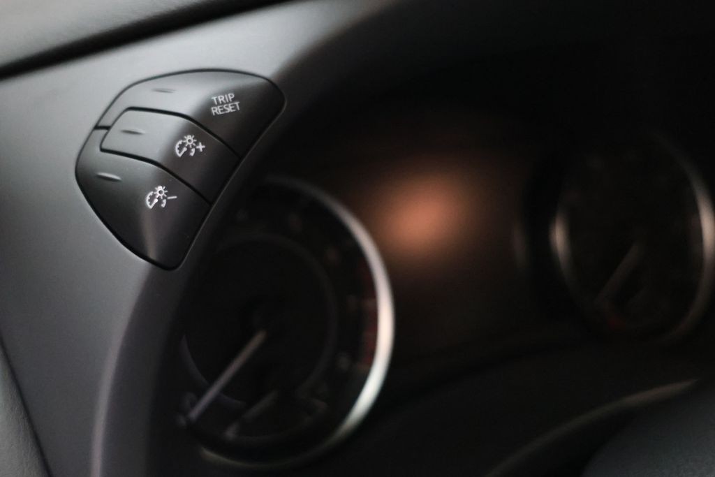 Nissan Armada Vehicle Full-screen Gallery Image 69