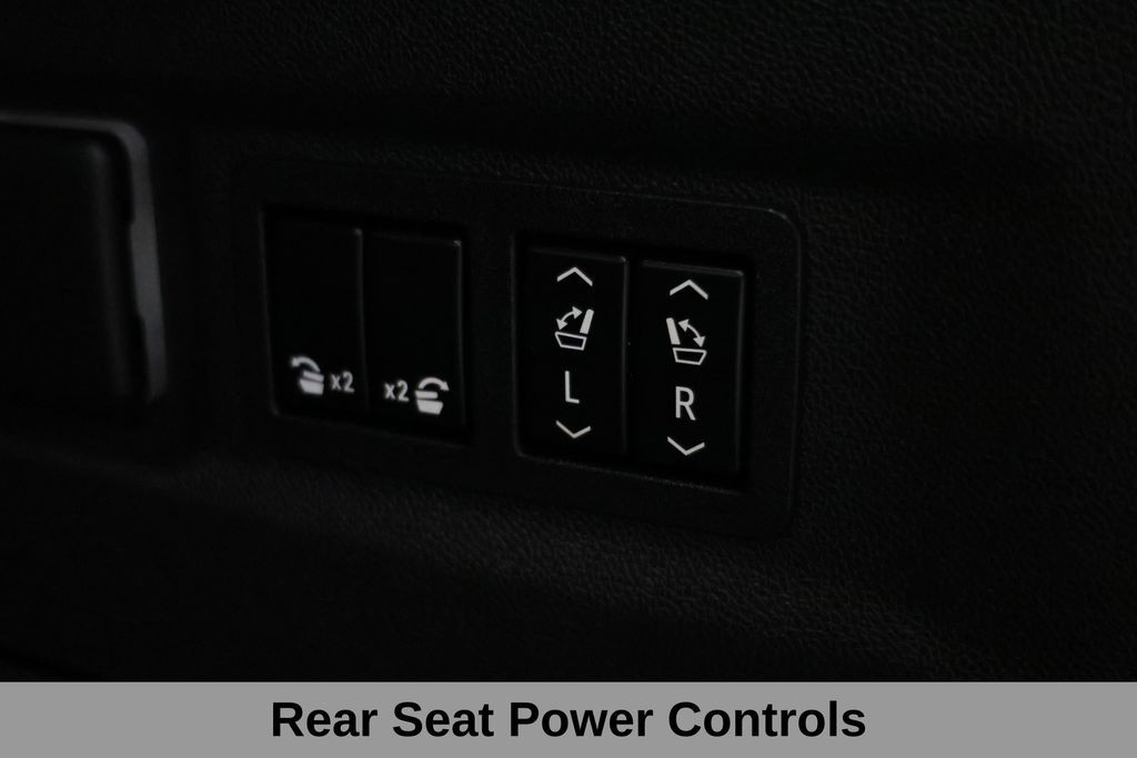 Chevrolet Suburban Vehicle Full-screen Gallery Image 35