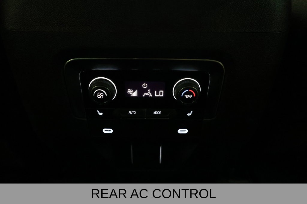 Chevrolet Suburban Vehicle Full-screen Gallery Image 38