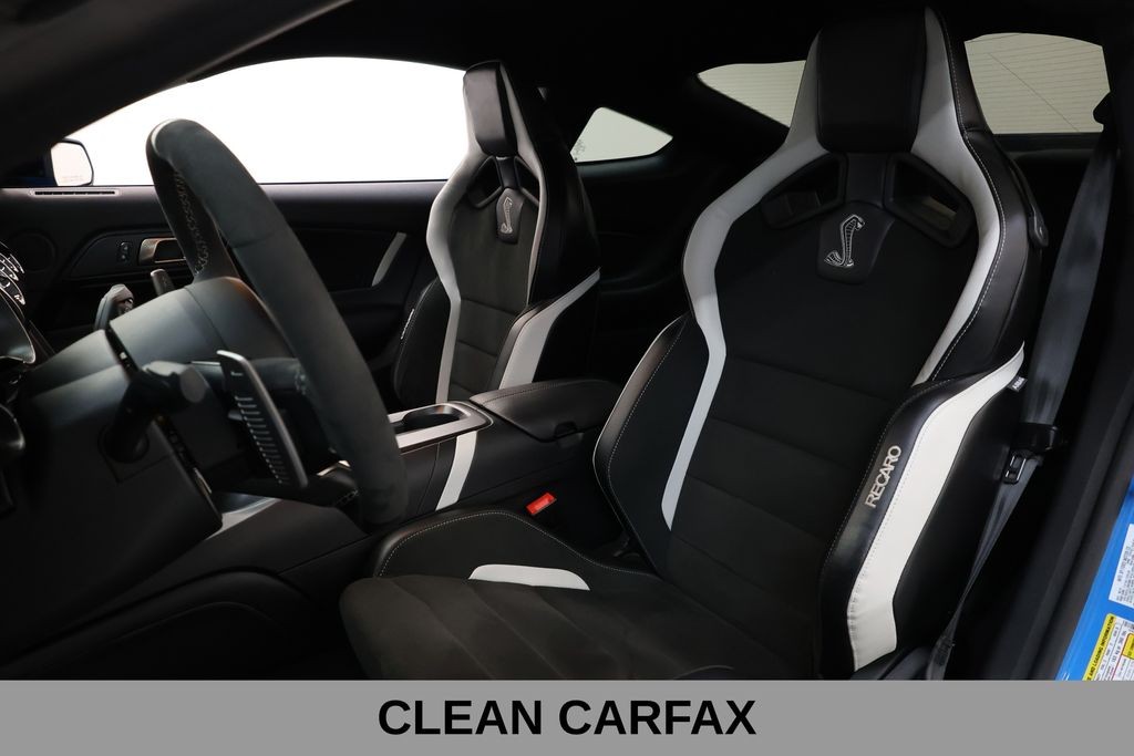 Ford Mustang Vehicle Full-screen Gallery Image 13