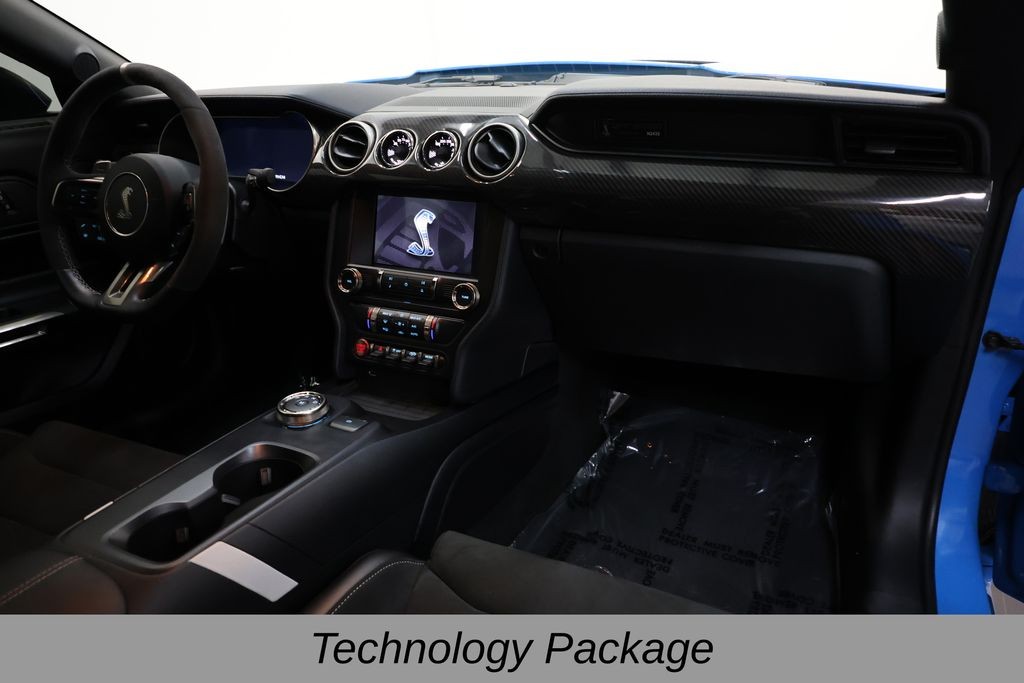 Ford Mustang Vehicle Full-screen Gallery Image 18