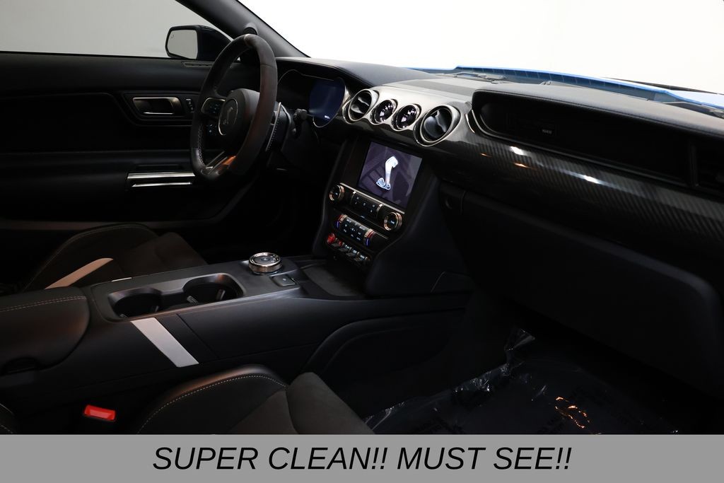 Ford Mustang Vehicle Full-screen Gallery Image 24