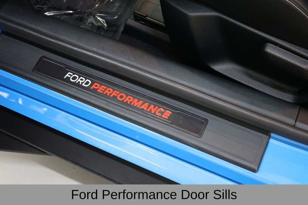 Ford Mustang Vehicle Full-screen Gallery Image 38