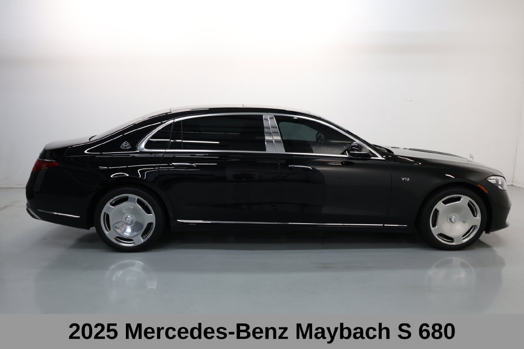 Mercedes-Benz S-Class Vehicle Full-screen Gallery Image 04
