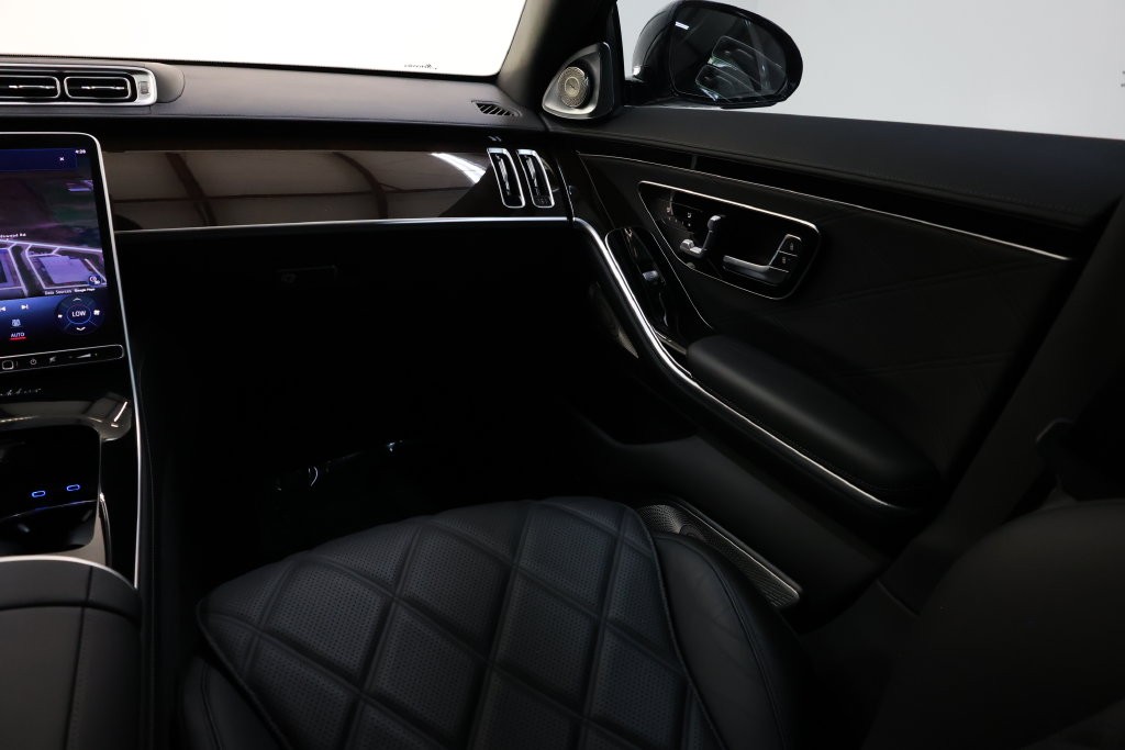 Mercedes-Benz S-Class Vehicle Full-screen Gallery Image 104